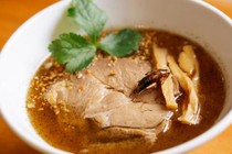 Rợn người món mì ramen dế ở Nhật khiến thực khách hiếu kỳ