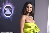 “Nóng mắt” những trang phục o ép vòng 1 quá đà của Selena Gomez