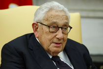 Cựu Ngoại trưởng Mỹ Henry Kissinger vẫn đi ngoại giao ở tuổi 100