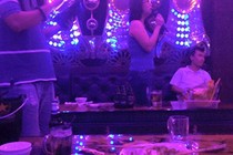 Những gam màu đen tối chốn karaoke biến thành "động thiên đường"