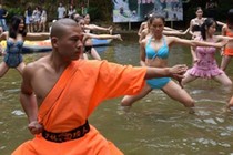 TQ: Nữ sinh mặc bikini luyện võ với bậc thầy kung fu 