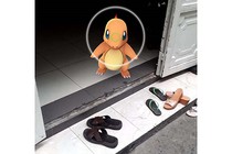 Bắt Pokemon, phát hiện cặp đôi “mây mưa” trên cửa sổ