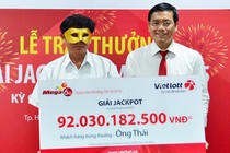 Đeo mặt nạ nhận thưởng giải xổ số 92 tỷ đồng