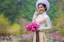 Say đắm với vẻ đẹp của thiếu nữ Hà thành làm nghề lái đò 