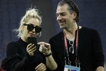 Lady Gaga trả nhẫn đính hôn cho tình cũ, công khai “người mới“