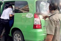 Tè bậy vào xe taxi, người đàn ông bị 2 tài xế đánh nhập viện