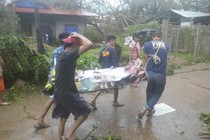 Nén đau thương dọn thi thể người chết siêu bão Haiyan