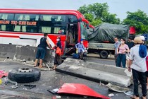 Tai nạn giao thông: Xe khách đâm vào dải phân cách, bánh văng ra ngoài