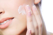 Người bị viêm da cơ địa chọn kem dưỡng ẩm thế nào cho phù hợp