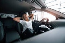 Ngồi lái ô tô như thế nào để tránh đau lưng?