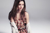 Miranda Kerr “như gái 20” với thiết kế của Mango