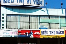 Siêu thị buộc nữ sinh đeo bảng “Tôi là người ăn trộm”