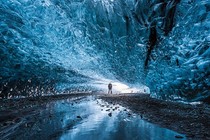 Ngắm hang động đá băng đẹp khó cưỡng ở Iceland