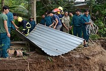 Kinh hoàng nhà trôi tuột xuống sông, 4 người suýt chết đuối