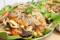 Chần xong chớ xào ngay, làm thêm bước này miến xào mềm tơi, không vón cục