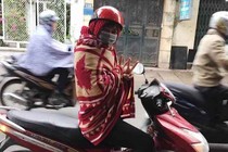 Muôn kiểu trùm chăn đi xe máy những ngày giá rét gây tranh cãi