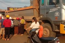 Mẹ ôm thi thể con trai khóc ngất sau tai nạn