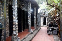 Độc lạ ngôi nhà xây bằng bát đĩa cổ, khách trả 20 tỷ chủ không bán