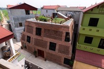 Ấn tượng ngôi nhà thiết kế 2 lớp gạch chống nóng đặc biệt ở Hà Nội