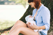Nuôi con bằng sữa mẹ: Hành trình không đơn giản với các bà mẹ