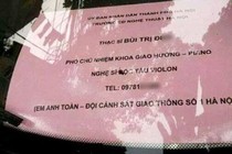 Thạc sĩ chơi ngông, khoe biển quen CSGT gắn trên ô tô?