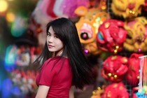 Hot girl Học viện Cảnh sát điệu đà trên phố Trung Thu