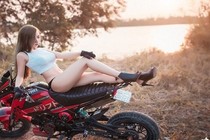 Cô gái Sài Gòn xinh đẹp và đam mê chơi xe moto