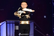 Tỷ phú Jack Ma gây sốt khi nhái Michael Jackson