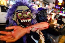 Giới trẻ đổ ra đường Sài Gòn đón Halloween