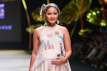 Phan Như Thảo bế bụng bầu 4 tháng lên sàn catwalk