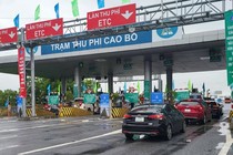 Xe ô tô dán thẻ thu phí tự động không qua được trạm thu phí