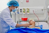 Biến thành bà lão sau vài giờ đột quỵ