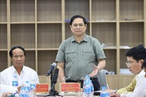 Thủ tướng Phạm Minh Chính chủ trì buổi làm việc với lãnh đạo các bộ, ngành và các Bệnh viện cơ sở 2 tại Hà Nam. Ảnh: TTXVN