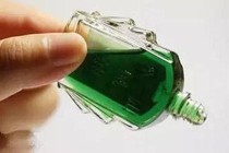 Nhỏ nhầm dầu gió vào mắt, cụ bà 90 tuổi phải đi viện