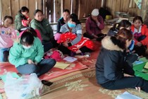 Đến từng nhà xóa bỏ hủ tục giúp bà mẹ và trẻ sơ sinh khỏe mạnh