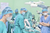 Cứu trẻ sơ sinh bị suy hô hấp do dị tật tịt lỗ mũi sau 2 bên hiếm gặp