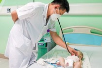 Bé 6 tháng tuổi ngộ độc nghiêm trọng do uống nhầm vitamin D người lớn