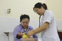 Cứu bé sinh non ngôi ngang sa tay không có nhịp thở