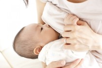 Cách khắc phục những sai lầm bà mẹ thường mắc khi nuôi con bằng sữa mẹ