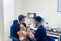 Gắp cúc áo trong hốc mũi, cứu bé 3 tuổi