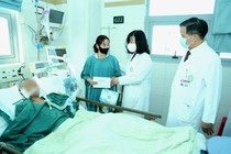 Bộ trưởng Bộ Y tế thăm, động viên bệnh nhi vụ lũ quét thôn Làng Nủ
