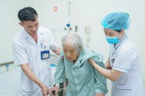 Thay khớp háng thành công cho cụ bà 113 tuổi