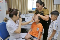 Hãy cho trẻ đi khám mắt trong từng giai đoạn