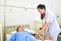 Vào viện điều trị viêm phổi bệnh nhân 73 tuổi phải mổ viêm ruột thừa cấp