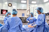 Cắt bỏ khối u quái buồng trứng hiếm gặp chứa đầy tóc, móng, xương...