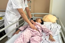 Mổ ung thư dạ dày cho bà cụ 71 tuổi, gù vẹo cột sống nặng