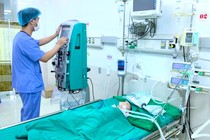 Lọc máu cứu sống bệnh nhi 11 tháng tuổi mắc sởi biến chứng