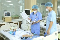 Bệnh nhi bị biến chứng sởi do chưa tiêm vắc xin 