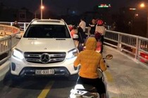 Tài xế Mercedes đi vào đường cho xe máy lĩnh kết đắng