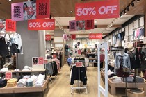 Sale off 50%, thời trang hàng hiệu vẫn "đìu hiu" ế ẩm đêm Noel